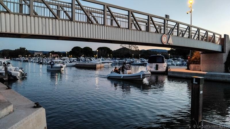 Au petit matin, départ des bateaux